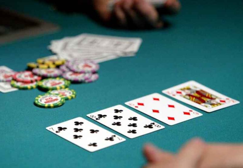 Những lợi ích cần biết của việc Bluff trong poker