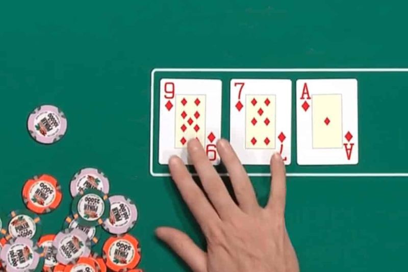 Sự khác biệt giữa xì tố và poker qua số lá bài sử dụng